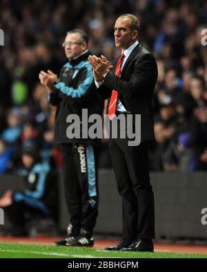 Paolo Di Canio (à droite), directeur de Sunderland, avec Paul Lambert, directeur de Aston Villa, applaudit Stiliyan Petrov à la 19 minutes sur le touchline Banque D'Images