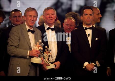 Eric Harrison (à gauche), responsable de l'équipe jeunesse de Manchester United, et Sir Alex Ferguson (au centre), avec leurs trophées du PFA Merit Award, aux côtés de David Jones Banque D'Images