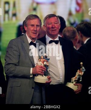 Eric Harrison (à gauche), responsable de l'équipe jeunesse de Manchester United, et Sir Alex Ferguson avec leurs trophées de mérite PFA Banque D'Images