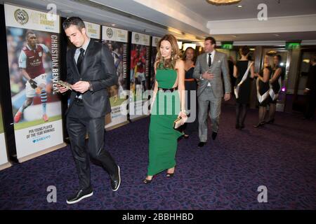 Robin Van Persie et sa femme Bouchra arrivent au PFA Player of the Year Awards 2013 au Grosvenor House Hotel, Londres. Banque D'Images