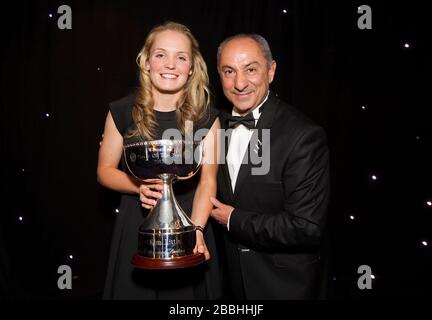 Kim Little (à gauche) et son PFA Women's Player of the Year Award avec Ossie Ardiles lors du PFA Player of the Year Awards 2013 au Grosvenor House Hotel, Londres. Banque D'Images