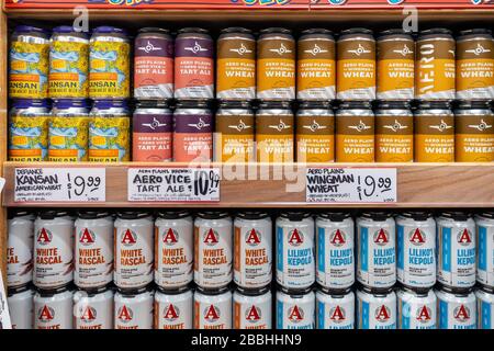 Deux étagères de boîtes de bières artisanales et de bières brassées localement dans Trader Joe's, Wichita, Kansas, États-Unis Banque D'Images