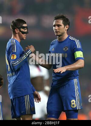 Frank Lampard de Chelsea célèbre avec Fernando Torres, coéquipier (à gauche) après le coup de sifflet final Banque D'Images