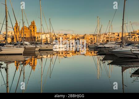 Malte, Msida la marina de yachts avec l'église Saint-Joseph Banque D'Images