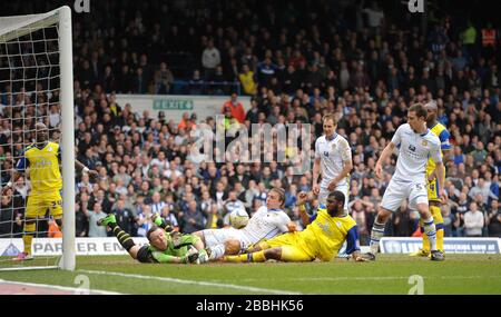 Le gardien de but de Leeds United Paddy Kenny et Stephen Warnock (à gauche) nient le Reda Johnson de Sheffield Wednesday Banque D'Images