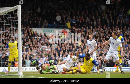 Le gardien de but de Leeds United Paddy Kenny et Stephen Warnock (à gauche) nient le Reda Johnson de Sheffield Wednesday Banque D'Images