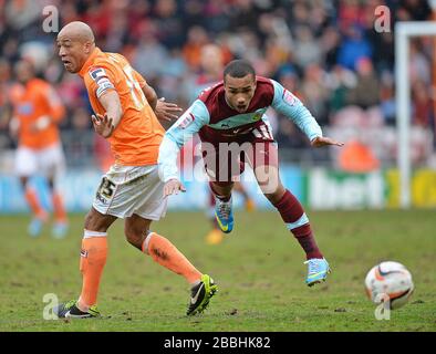 Alex John-Baptiste de Blackpool (à gauche) fouls le Junior Stanislas de Burnley Banque D'Images