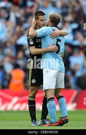 Cesar Azpilicueta de Chelsea (à gauche) accueille Pablo Zabaleta de Manchester City (à droite) après le sifflet final Banque D'Images