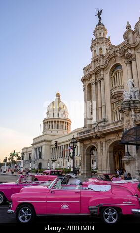 Voitures classiques, El Capitolio, ou le bâtiment du Capitole national et le Gran Teatro de la Habana, la Havane, Cuba Banque D'Images