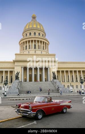 Voiture classique, El Capitolio, ou le bâtiment du Capitole national, la Havane, Cuba Banque D'Images