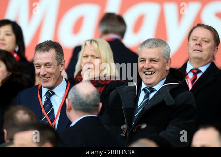 L'entraîneur du Wales Rugby Union Rob Howley (à gauche) avec l'entraîneur des Lions britanniques Warren Gatland (à droite) dans les stands Banque D'Images