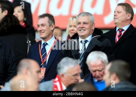 L'entraîneur du Wales Rugby Union Rob Howley (à gauche) avec l'entraîneur des Lions britanniques Warren Gatland (à droite) dans les stands Banque D'Images