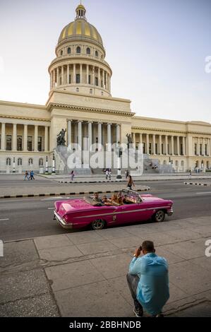 Voiture classique, El Capitolio, ou le bâtiment du Capitole national, la Havane, Cuba Banque D'Images