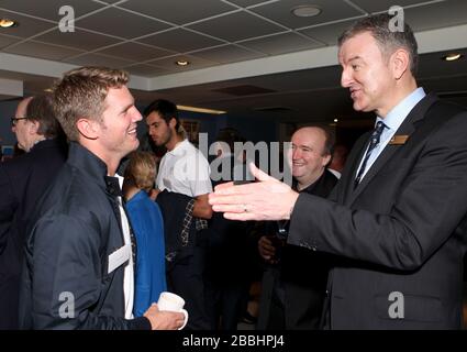 Richard Thompson, président de Surrey, discute avec Stuart Meaker Banque D'Images