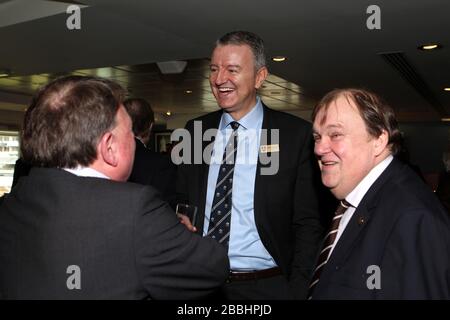 Richard Thompson, président de Surrey, discute avec des dignitaires Banque D'Images