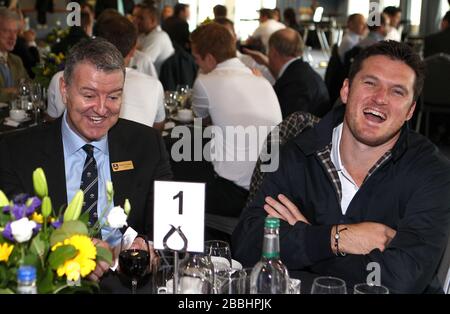 Richard Thompson, président de Surrey, discute avec le capitaine Graeme Smith pendant le déjeuner Banque D'Images