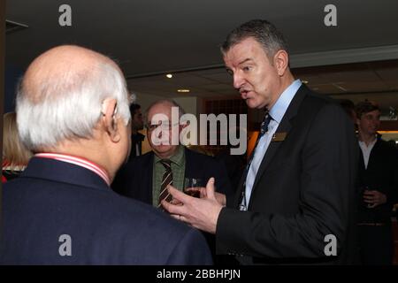 Richard Thompson, président de Surrey, discute avec des dignitaires Banque D'Images