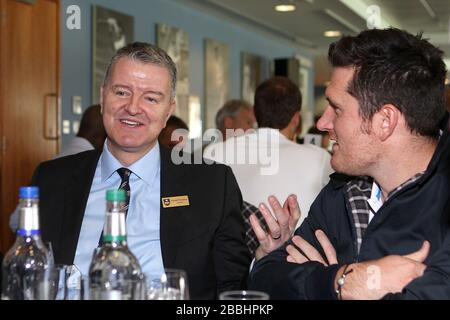 Richard Thompson, président de Surrey, discute avec le capitaine Graeme Smith pendant le déjeuner Banque D'Images