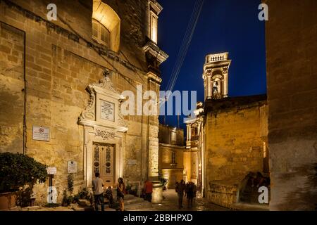 Malte, Birgu : Oratoire de la Sainte-Croix à droite, Oratoire Saint-Joseph à gauche et église Saint-Laurent en face Banque D'Images