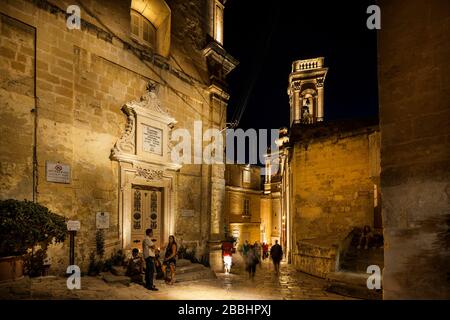 Malte, Birgu : Oratoire de la Sainte-Croix à droite, Oratoire Saint-Joseph à gauche et église Saint-Laurent en face Banque D'Images