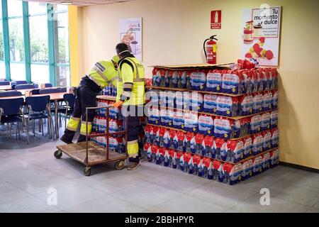 Les hommes de livraison garent l'eau donnée à l'hôpital.'Federacion de Penas' de Mostoles fait don de 4 000 l d'eau minérale à l'hôpital universitaire de Mostoles pour aider à lutter contre la pandémie du virus corona. Banque D'Images