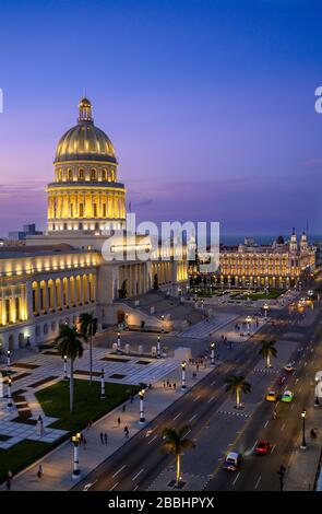 Twilight, El Capitolio, ou le bâtiment du Capitole national, en regardant le Paseo del Prado, la Havane, Cuba Banque D'Images