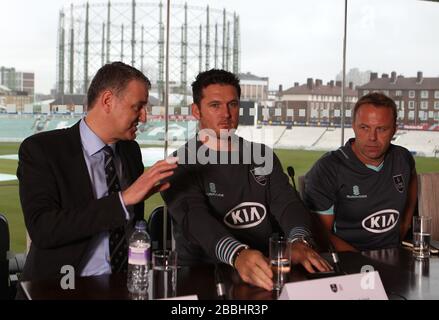 Le capitaine de Surrey Graeme Smith (centre, président Richard Thompson (à gauche) et le directeur d'équipe Chris Adams (à droite) après la conférence de presse Banque D'Images