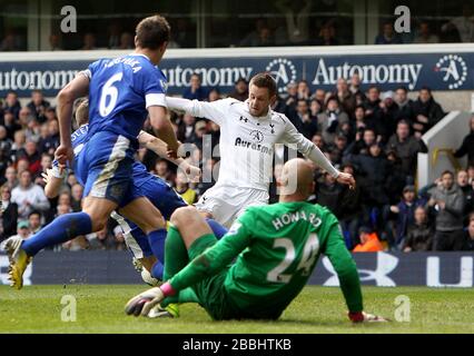 Gylfi Sigurdsson de Tottenham Hotspur obtient le deuxième but du jeu de son côté Banque D'Images