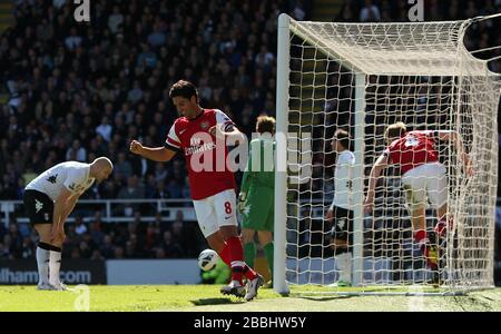 Le per Mertesacker d'Arsenal (à droite) célèbre son score avec Mikel Arteta (au centre) Banque D'Images