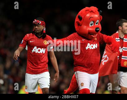 Patrice Evra de Manchester United célèbre le 20° titre de ligue du club avec la mascotte Fred The Red après le coup d'alerte final Banque D'Images