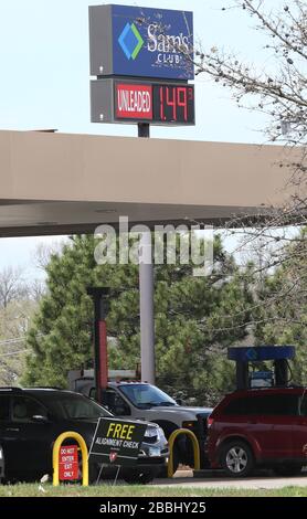 St. Louis, États-Unis. 31 mars 2020. Le prix par gallon de sans plomb ordinaire est de 1,49 $ dans ce Sam's Club du sud du comté de Saint-Louis, le mardi 31 mars 2020. Les prix à la pompe ont baissé à mesure que les prix du pétrole se font à leur plus bas niveau depuis près de deux décennies. Photo de Bill Greenblatt/UPI crédit: UPI/Alay Live News Banque D'Images