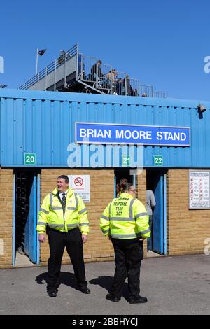 Le personnel de sécurité à l'extérieur du stand Brian Moore se trouve au stade MEMS Priestfield de Gillingham. Banque D'Images