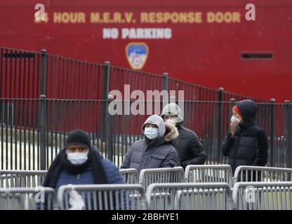 Brooklyn, États-Unis. 31 mars 2020. Les personnes portant un masque protecteur attendent en ligne d'être testées pour le Coronavirus au Centre hospitalier Elmhurst le mardi 31 mars 2020 à New York. Les cas de New York ont dépassé 75 000 et 1 550 personnes sont mortes. Photo de John Angelillo/UPI crédit: UPI/Alay Live News Banque D'Images