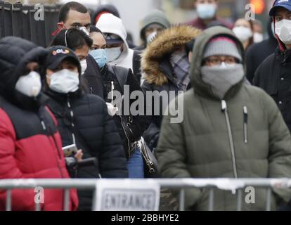 Brooklyn, États-Unis. 31 mars 2020. Les personnes portant un masque protecteur attendent en ligne d'être testées pour le Coronavirus au Centre hospitalier Elmhurst le mardi 31 mars 2020 à New York. Les cas de New York ont dépassé 75 000 et 1 550 personnes sont mortes. Photo de John Angelillo/UPI crédit: UPI/Alay Live News Banque D'Images