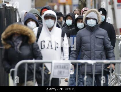 Brooklyn, États-Unis. 31 mars 2020. Les personnes portant un masque protecteur attendent en ligne d'être testées pour le Coronavirus au Centre hospitalier Elmhurst le mardi 31 mars 2020 à New York. Les cas de New York ont dépassé 75 000 et 1 550 personnes sont mortes. Photo de John Angelillo/UPI crédit: UPI/Alay Live News Banque D'Images