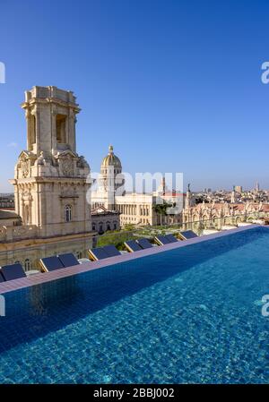 Vue sur le toit avec piscine à débordement d'El Capitolio, ou le Capitole national, et Museo Nacional de Bellas Artes, depuis le toit du Gran Hotel Manzana Kempinski, la Havane, Cuba Banque D'Images