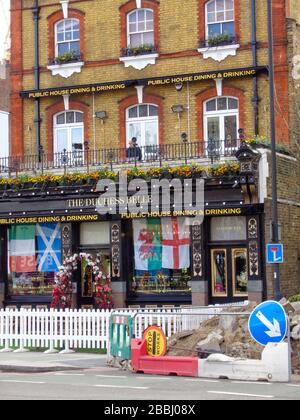 Pub anglais à Nine Elms (The Duchess Belle), en face de la centrale électrique de Battersea et de la maison de chiens, Londres, Angleterre, Royaume-Uni, Europe Banque D'Images