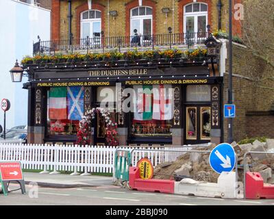 Pub anglais à Nine Elms (The Duchess Belle), en face de la centrale électrique de Battersea et de la maison de chiens, Londres, Angleterre, Royaume-Uni, Europe Banque D'Images