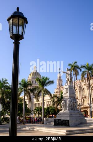 Parque Centrale vers El Capitolio, ou le bâtiment du Capitole national, et Gran Teatro de la Habana, la Havane, Cuba Banque D'Images