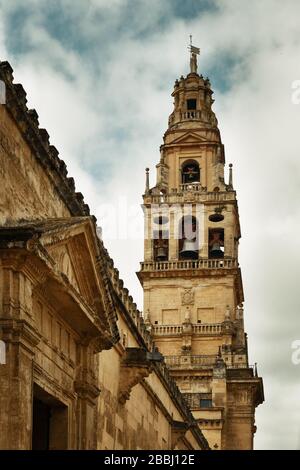 L'Mosque-Cathedral de Cordoue clocher vue rapprochée en Espagne. Banque D'Images