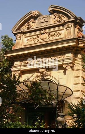 Détails architecturaux sur le bâtiment du XIXe siècle à Bucarest, Roumanie Banque D'Images