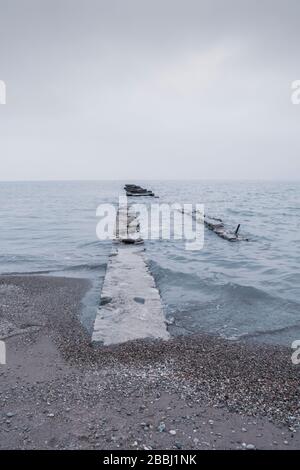 Un mur brisé le long des rives du lac Michigan Banque D'Images