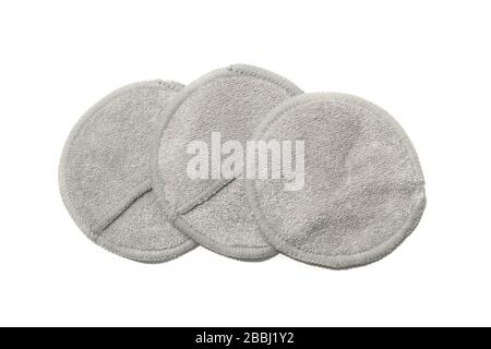 Tampons cosmétiques réutilisables écologiques zéro déchet fabriqués à la main à partir d'un tissu en coton isolé sur fond blanc. Banque D'Images