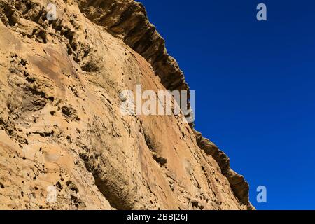 Falaise de roche derrière Pueblo Bonito dans Chaco Culture National Historical Park, Nouveau-Mexique, États-Unis Banque D'Images