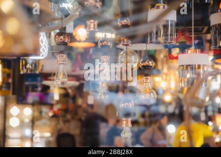 Belles ampoules modernes lumineuses dans le magasin de décoration du département d'électricité avec un fond doux et concentré Banque D'Images