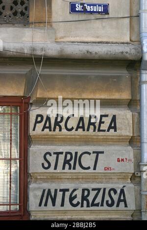 Avertissement "pas de parking" écrit à la main sur le mur d'une maison à Bucarest, Roumanie Banque D'Images