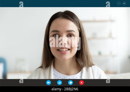 Le headshot de la jeune femme parle sur appel vidéo sur ordinateur portable Banque D'Images