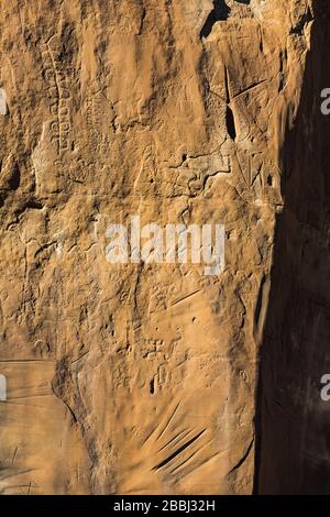 Pétroglyphes sculptés par les peuples ancestraux de Pueblo qui occupaient autrefois Pueblo Bonito dans le Chaco Culture National Historical Park, Nouveau Mexique, États-Unis Banque D'Images