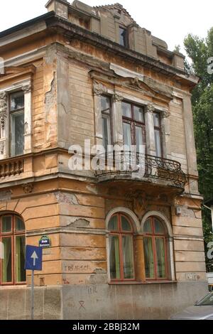 Bucarest, Roumanie. Maison du milieu du 19-ème siècle avec des caractéristiques architecturales uniques, négligées et en mauvaise forme. Banque D'Images
