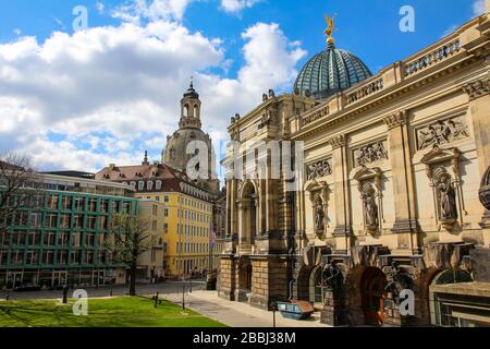 Dresde est une belle ville à l'est de l'Allemagne avec des bâtiments impressionnants dans le style baroque Banque D'Images